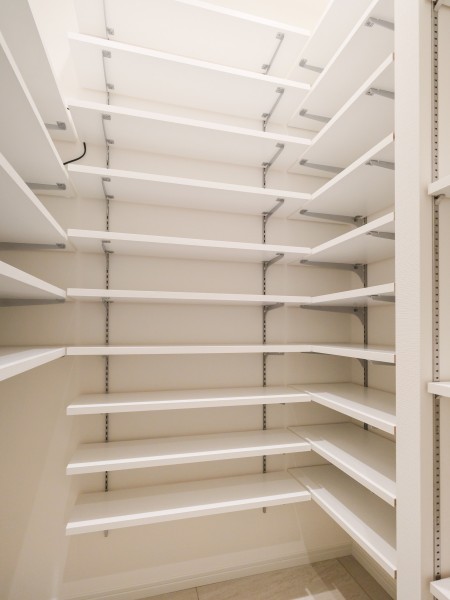 玄関からアクセスできるシューズインクローゼットです。豊富な可動棚付きでシューズはもちろん、アウトドアグッズや雨具なども収納することができます。