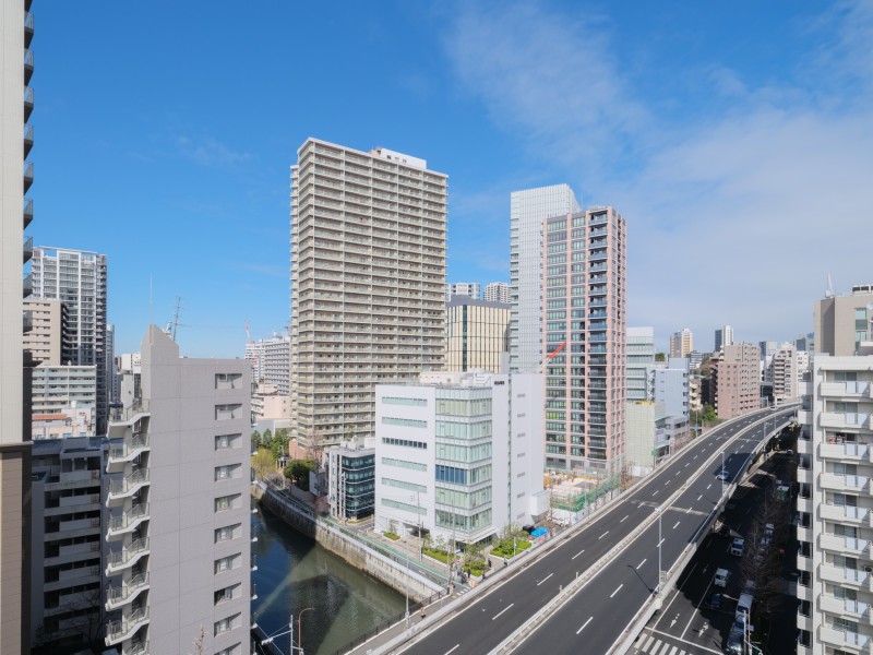 視界に広がる青空と、足元を流れる目黒川を望めます。都会の躍動を感じながらも、心安らぐひとときを享受する眺望を日常的に愉しめます。