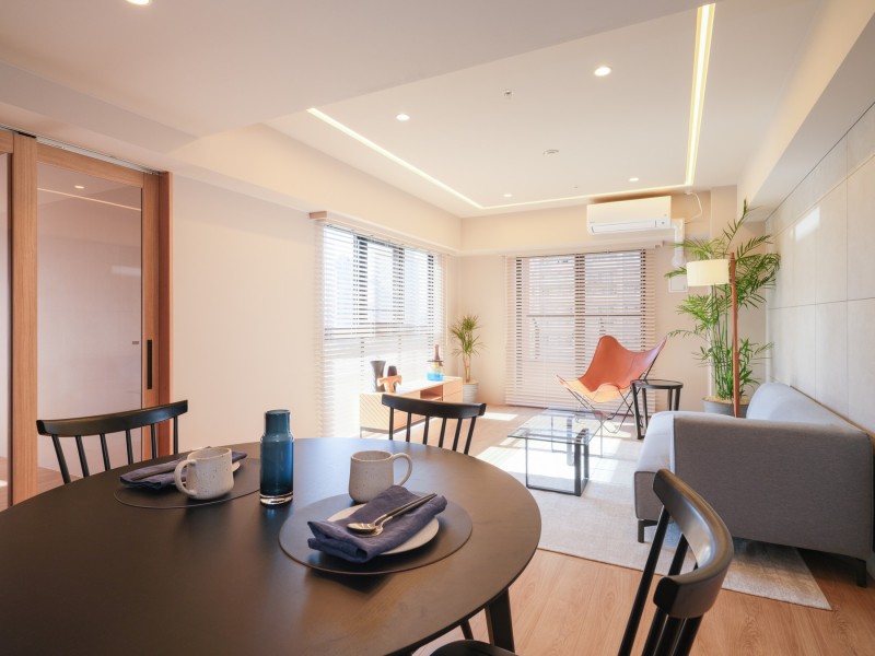 二面採光の窓から心地よい光と風を運んでくれる、おだやかな空気に纏われたリビングダイニングです。自分の世界に没頭する時間も、ご家族の団らんも大切にできる空間に仕上がりました。