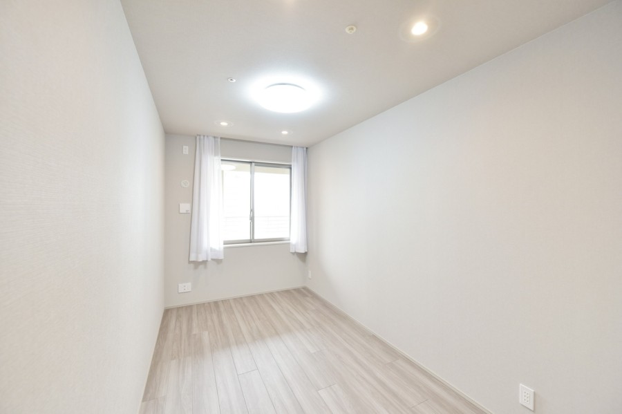 洋室２（約7.4帖）シンプルな内装に仕上げていますので、どんな家具とも馴染みが良く、インテリアや小物で自分らしい空間を演出できます。全ての居室が南向きのバルコニーに面し、陽当たり良好です。