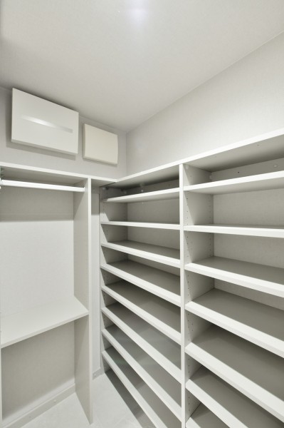 玄関には大容量のシューズインクローゼットを備えました。棚の高さもお好みで調整できるので、様々な種類のシューズをたっぷり収納できます。靴だけでなく、レイングッズやペットのお散歩グッズなどの収納にも便利です。