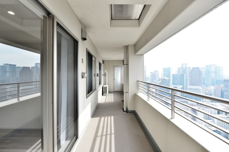 南向きの広々としたバルコニーからは、お部屋の中に豊かな光と風を取り入れてくれます。毎日の暮らしの中で、ゆったりと変化する大きな空を眺めながら、自分らしい時間を過ごせます。