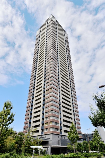 平成19年建築、44階建て免震構造タワーレジデンスです。JR福島駅から８分、大阪駅も徒歩圏内で通勤・通学も便利な立地です。福島駅周辺にはグルメやカフェ巡りが楽しめるレストランやカフェがあり、休日の散策や自分らしいくつろぎの時間を楽しめます。