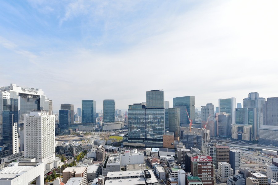 再開発がどんどん進むグラングリーン大阪、うめきたエリアを見下ろす眺望があり、エネルギッシュな大阪の街から日々の活力を得られるような開放的な眺望が広がります。大きく広がる青空を眺めながら伸びをしたくなります。