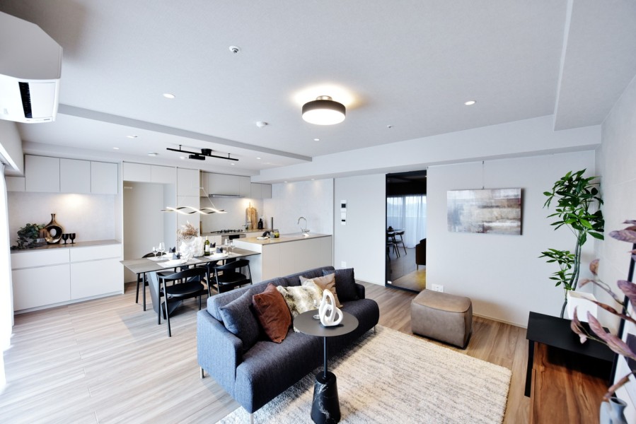 南側の大きな開口部から一日を通して優しい自然光が差し込む、明るい空間です。ＬＤＫは約17.9帖の広さで床暖房を完備していますので冬の寒い時期でも、ご家族やゲストと穏やかな時間を過ごせます。