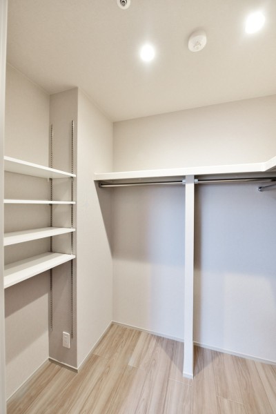 洋室1にはハンガーパイプに枕棚を設置した大容量のウォークインクローゼットを備え付けました。かさばりがちなアウターからアウトドア用品、シーズンオフの家電などもたっぷり収納できます。