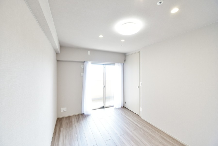 洋室3（約6.2帖）はリビングに隣接しており、家族の気配を感じながらもしっかりとプライバシーを確保できるプライベートスペースです。南向きのバルコニーに面し、一日を通して明るい自然光がさしこみます。