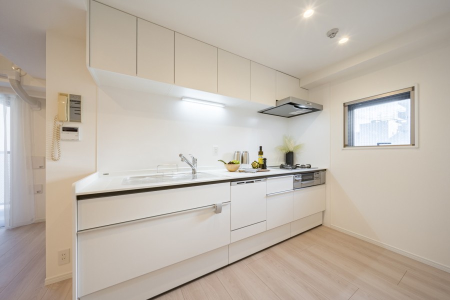 家事時短に便利な食洗器を搭載し、カウンタートップにもゆとりのあるキッチンです。キッチン横にも自然光が届く窓があり、心地よい時間を紡ぎ出し、快適にお料理ができそうな空間です。