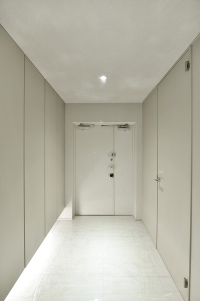 専用ポーチ付きの玄関で、プライバシーをしっかり確保しています。フットライトが優しく足元を照らし、家族やゲストを優しく迎え入れてくれます。人感センサーライトを設置していますので、自動点灯で安心です。