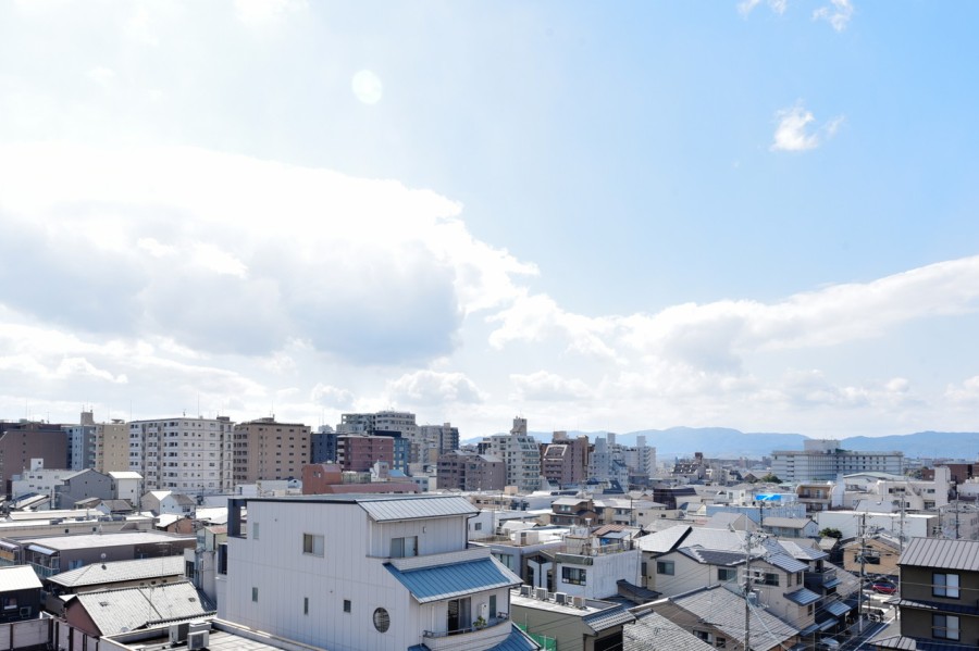 南側の眺望です。前面を遮る建物はないので、京都らしい街並みを楽しむことができます。開放的な街並みと空を眺めながら、大きく伸びをしたくなるような穏やかな時間を過ごせます。
