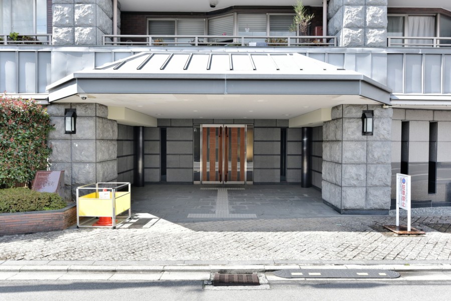 近隣には京都国際マンガミュージアム、京都御苑、二条城、その他寺社仏閣などもあり、休日の散策なども満喫できます。近隣には様々なジャンルの飲食店等があり、グルメ巡りも楽しめます。