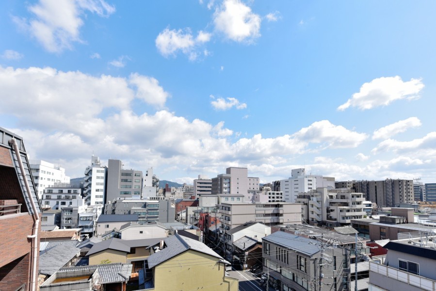 7階部分最上階の南東角住戸につき、陽当たり・通風良好です。大きな空と遠くに見える山々が季節と共に変化する美しい様子を眺めながら、ほっと一息つきたくなるような眺望が広がります。