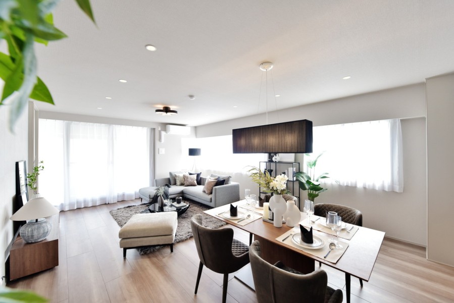 出幅2500mmの広々としたルーフバルコニーに面し、暮らしの中に心地よい自然光と風を運んでくれます。大胆に間取り変更を行い、新生活をより快適に過ごして頂ける、機能的な間取りになりました。