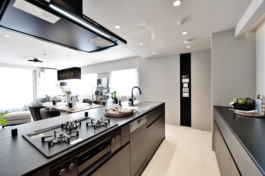 このお部屋のためにデザインされた田中工藝製のオリジナルシステムキッチンです。背面には同じデザインのカップボードをご用意していますので、お部屋に統一感が生まれ、インテリアの役割も果たしています。