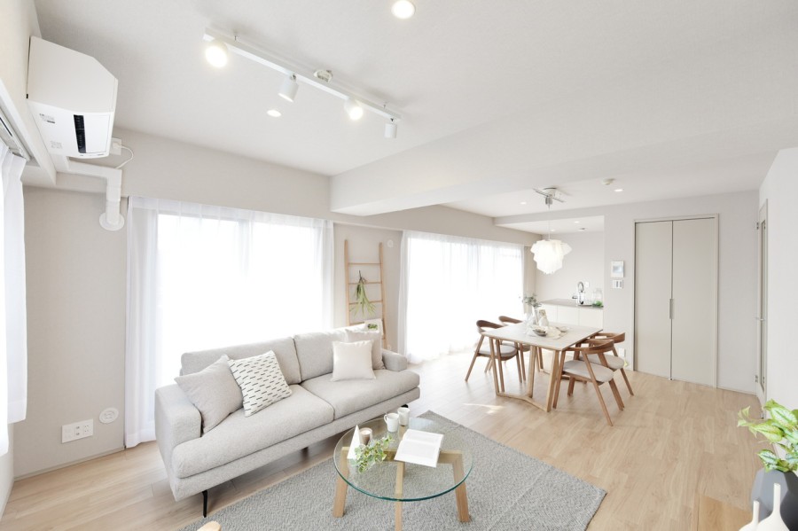 １３階部分の南東角住戸で、二面採光の開放感あるLDKは約20.2帖のスペースです。ナチュラルな雰囲気の内装に仕上げていますので、家族が自然と集い心穏やかな時間を過ごすことができます。