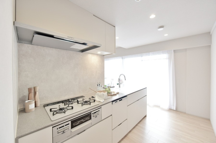 このお部屋のために造られた田中工藝製のオリジナルシステムキッチンを採用しています。対面式のキッチンですので、家事をしながらでも家族とコミュニケーションをとることができます。