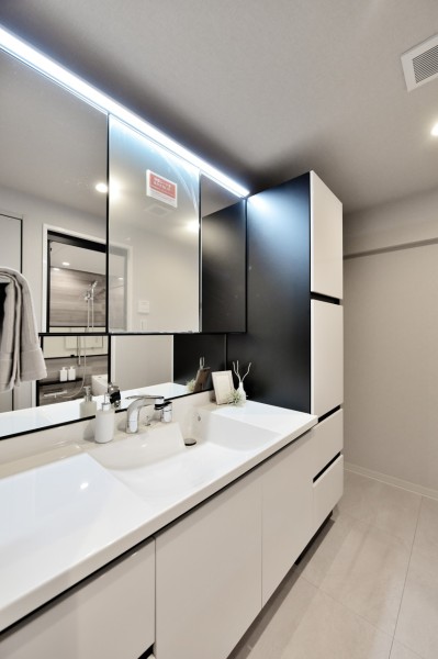 サイドキャビネット付で、たっぷりの収納量を備えた洗面台を採用しましたので、小物類が増えがちな洗面周りもいつも整頓された空間を保てます。タッチレススイッチ採用で手を触れずに照明をonoffできます。