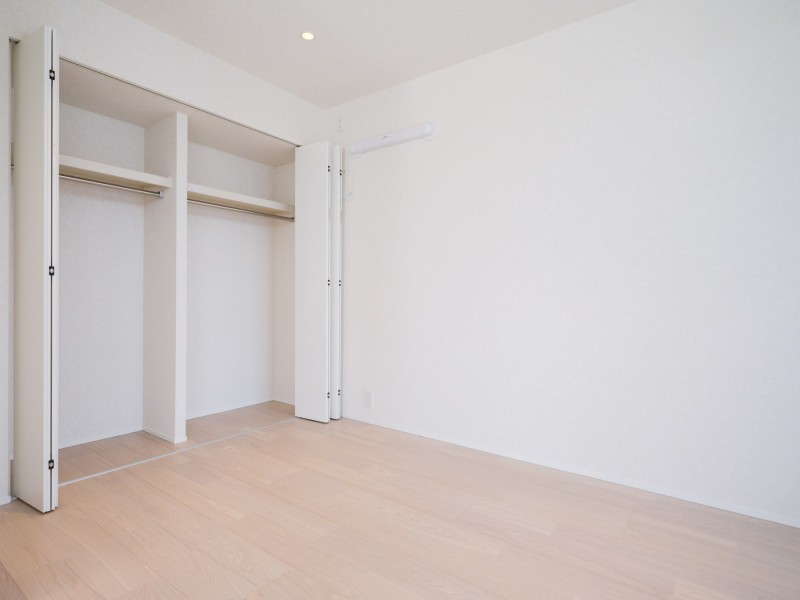 洋室1には間口の広いクローゼットがあるので、お手持ちの衣服などをたっぷり収納し、居室部分は広くお使いいただけます。