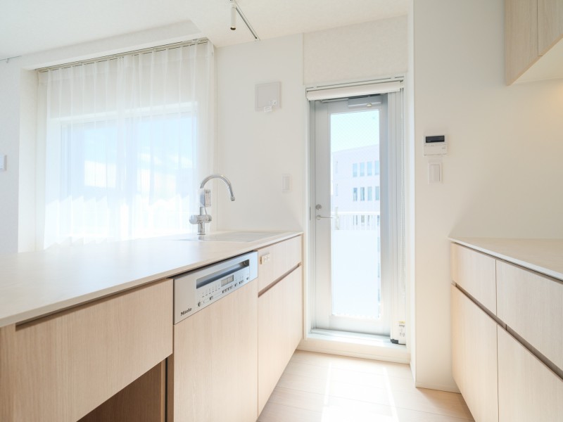 サービスバルコニーからも自然光が届く明るいオープンキッチンです。家事時短に便利な食洗器を搭載し、住まいと暮らしにフィットするデザイン性と機能性を兼ね備えています。