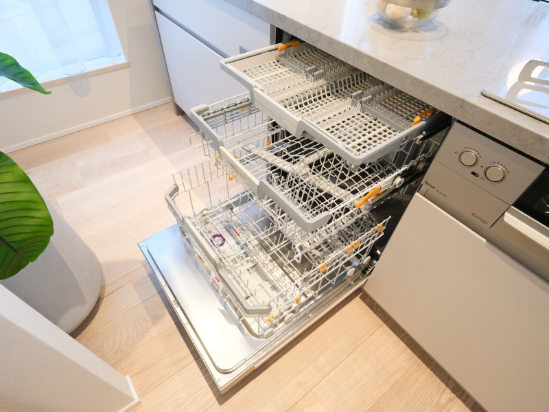 ◆食器洗浄機◆家事の時間を短縮できる優れもの。さらに節水・節約を同時に行うことができるので、人気があり重宝します。