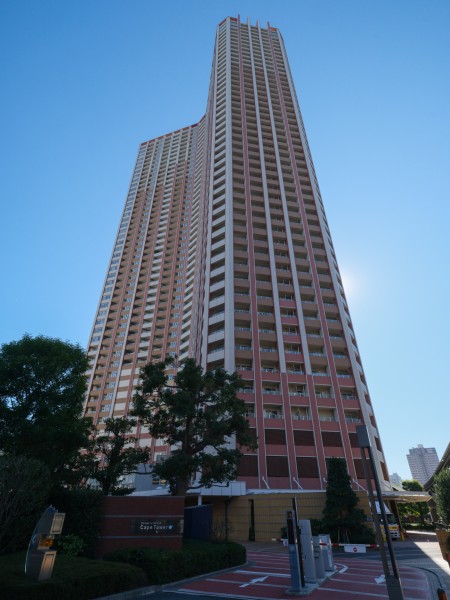 高耐久・高強度コンクリートと耐震性を高めるチューブ構造が採用された48階建てタワーレジデンスです。棟内には居住者専用コンビニがあり、暮らしをサポートするコンシェルジュサービスもご利用いただけます。