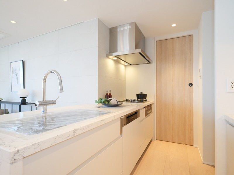 お部屋の雰囲気に溶け込む、インテリアの一部のようなオープンキッチンです。収納が豊富で、お料理グッズや食器などをすっきり収めることができます。