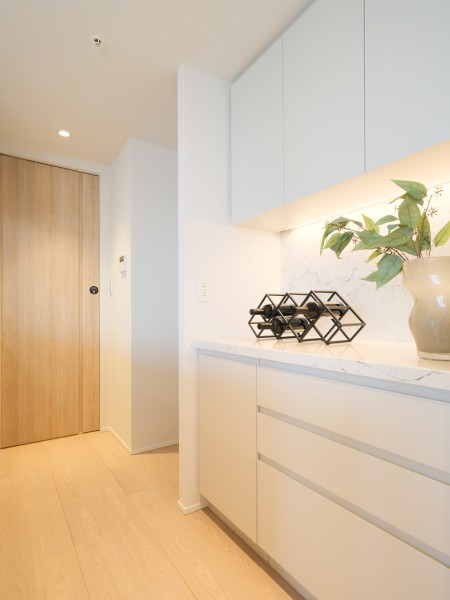 キッチン背面にはカップボードを新規設置しました。​お気に入りの食器や家電を見せたり、​見せたくないものを隠したり、​暮らしの変化や気分に合わせてマルチに活躍する使い勝手の良い設備です。​