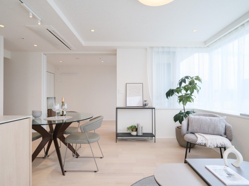 温もりを感じるフローリングやホワイトで統一された壁紙が、やわらかい雰囲気を演出します。素朴さと、どんなインテリアも受け止める柔軟性が魅力です。