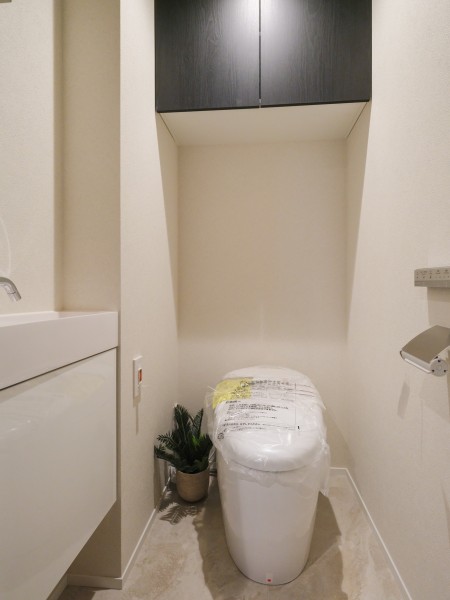 タンクレストイレやスティックリモコンでスタイリッシュな空間を演出します。カウンターや吊戸棚など有効的に使えそうな設備を設置いたしました。