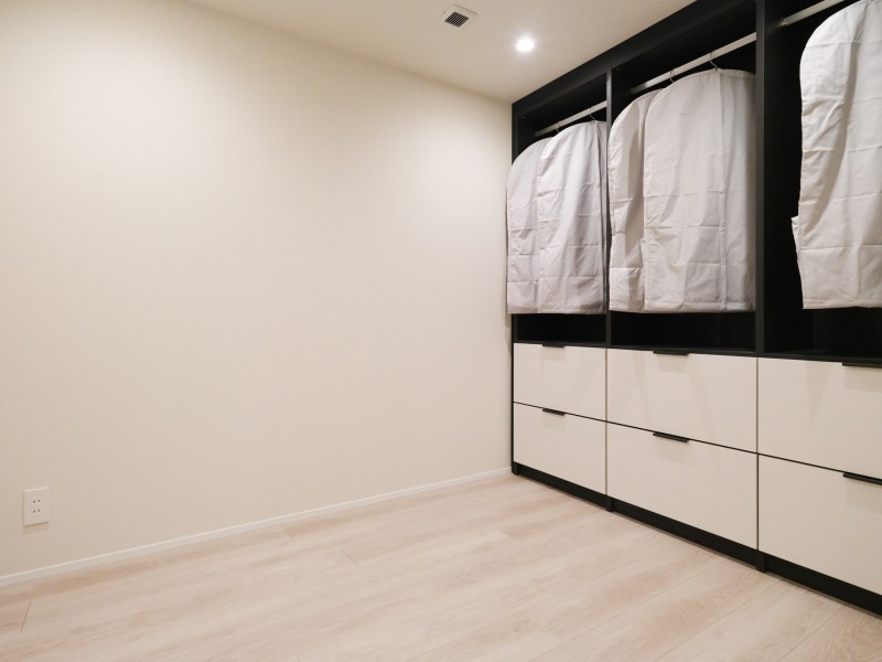 使い勝手の良いサービスルーム(納戸)があり、洋服や季節物の家電など収納することができるので、居室は広々とお使いいただけます。