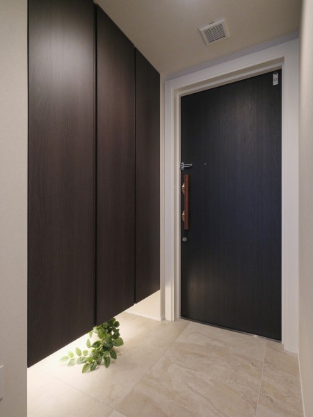 天井までの高さがあるシューズボックスを備え付けたので、玄関をすっきり綺麗に保てます。人感センサー照明のため帰宅時に暗闇の中手探りでスイッチを探す必要がなく、明るい空間が出迎えてくれます。