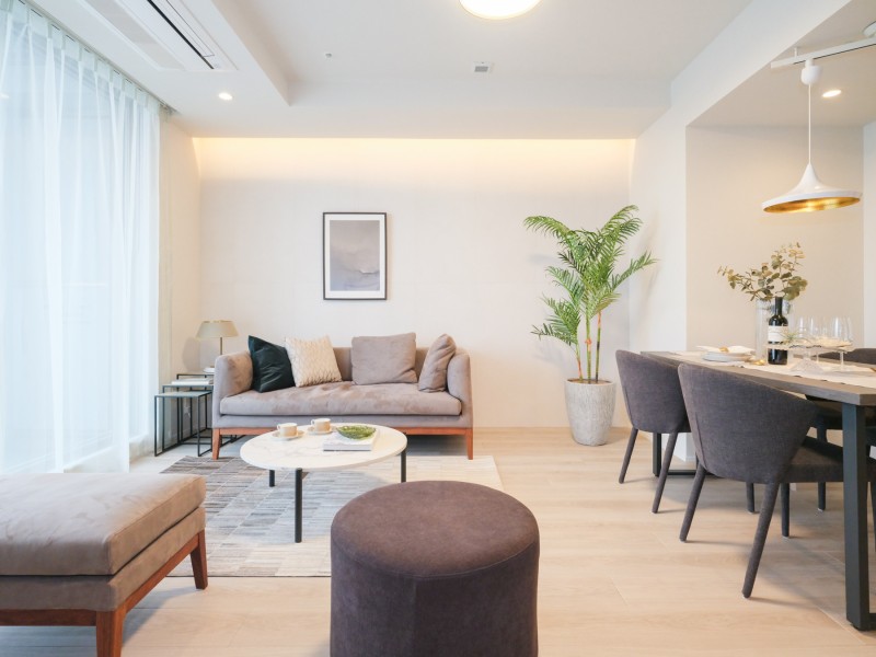 温もりを感じるフローリングやホワイトで統一されたクロスとタイルが、やわらかい雰囲気を演出します。リビングに配したタイルを間接照明が照らし、空間を広く優しく見せます。