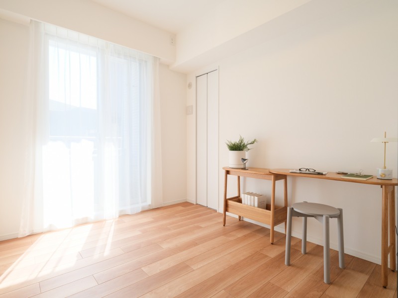 洋室2はバルコニーに接続する開放空間です。明るく、ワークスペースとしても快適に活用いただけます。