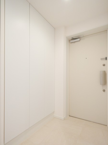 天井までの高さがあるシューズボックスを備え付けたので、玄関をすっきり綺麗に保てます。