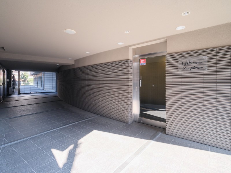 洗練された意匠が住まう人を迎える、品格漂うエントランスです。シンプルながらも素材感にこだわった壁面とエンブレムが、上質な住空間への入り口を彩ります。