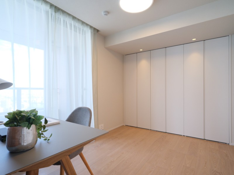 洋室3はバルコニーに接続する開放空間です。明るく、ワークスペースとしても快適に活用いただけます。