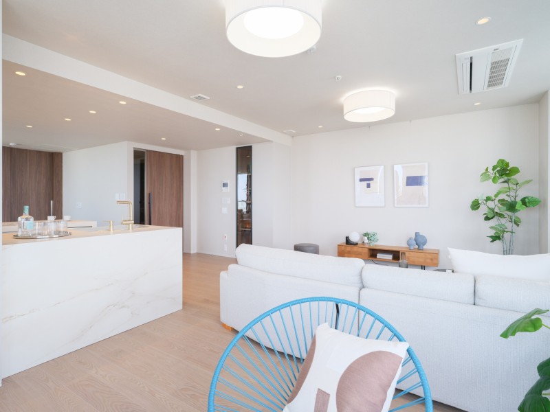 優雅さとスマートさを絶妙のバランスで両立させたラグジュアリーなリビングです。『日常』という大切な時間を豊かに、快適にお過ごしいただけます。