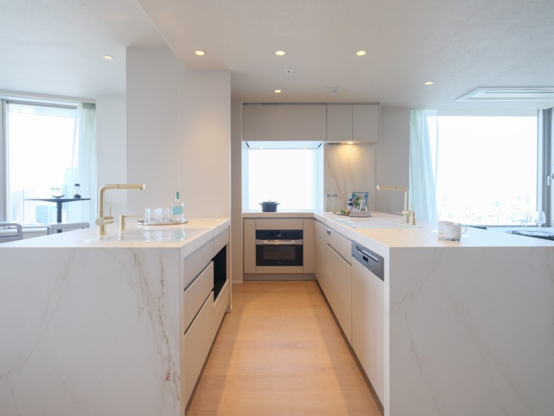 ツインシンクを備えた大型キッチンを採用しました。収納も作業スペースも広いので、ホームパーティや複数人での調理もスマートにこなせそうです。開放感と機能性、デザイン性が共存する洗練されたキッチンです。