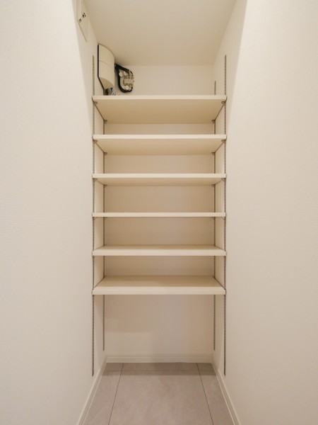 玄関にはシューズインクローゼットが備え付けです。収納するものによって高さが調整できる可動棚が便利です。