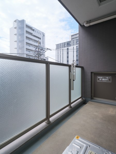 リビングダイニングと洋室2に隣接したバルコニーです。暮らしの中で大切な光と風を演出してくれる居心地の良い空間です。