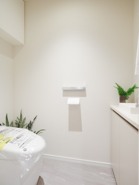 タンクレストイレやスティックリモコンでスタイリッシュな空間を演出します。手洗いカウンターを備え付けたことで、カウンター下は収納としてもお使いいただけます。