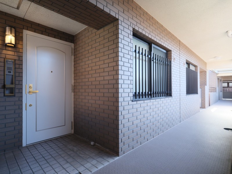 重厚感のあるブラウンカラー調で整えられた共用部はラグジュアリーな空間となっております。徒歩圏内にスーパーやコンビニなどがあり、住環境良好なマンションです。