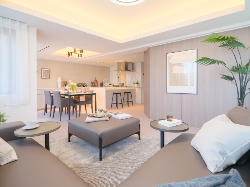 ピクチャーレールを設置したので壁を傷つける心配なくお気に入りのアートやグリーンを飾りインテリアを楽しめます。お部屋のアクセント部分としてお使いいただけます。