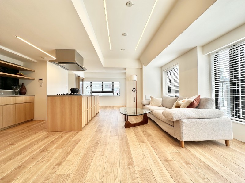 東南角部屋につき、開口部が多く自然光が心地よく注がれるリビングダイニングキッチンです。穏やかな採光と開放感を享受したのびやかな住まいです。