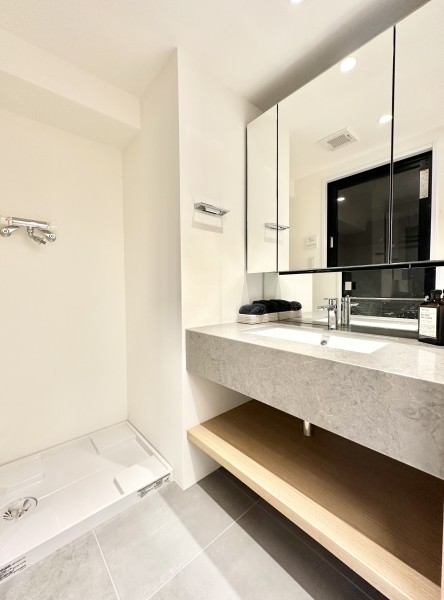 重厚感のある石調の洗面化粧台もオリジナルで造作しました。使うたびに心に気品とゆとりを与えてくれるホテルライクな洗面空間です。