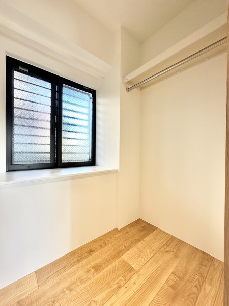 洋室1には頼もしい収納力を誇るウォークインクローゼットを備え付けました。出窓カウンターも備わった換気もできる機能的なスペースです。