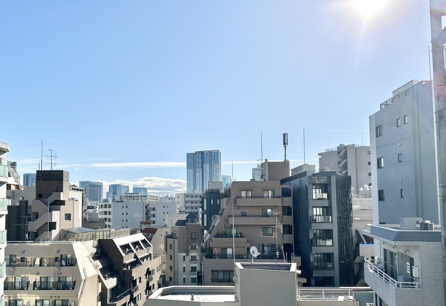 都市の鼓動を感じながら、空に溶け込む日常を愉しめる住まいです。視界の先に広がる、凛とした青空が日々をアップデートしてくれます。