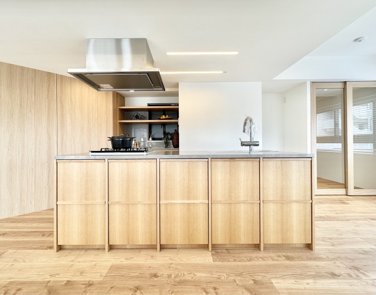 存在感を放つアイランドキッチンです。暮らしの中心として、ご家族が自然と集まる空間が実現する開放的なキッチンスペースです。