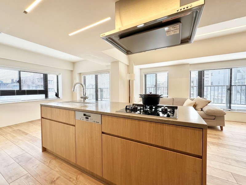 美しい木目と石調の天板のオリジナルキッチンが、モダンで気品溢れる空間を演出します。