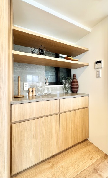 キッチンと同じデザインのカップボードを設置しました。調味料や食器を収納したり、カウンター部分を利用してインテリアのように見せることも可能です。